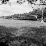 150942 Afbeelding van een electrisch treinstel mat. 1936 van de N.S. ter hoogte van Hulshorst.